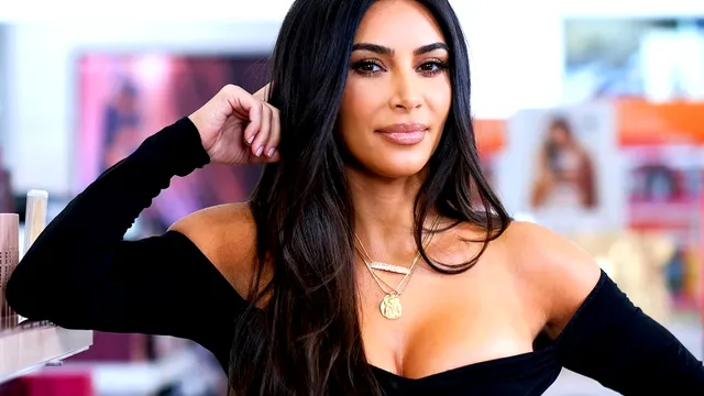 Kim Kardashian, de nerecunoscut! Vedeta a renunțat la ținutele mulate, cum a fost surprinsă când credea că nimeni nu o vede