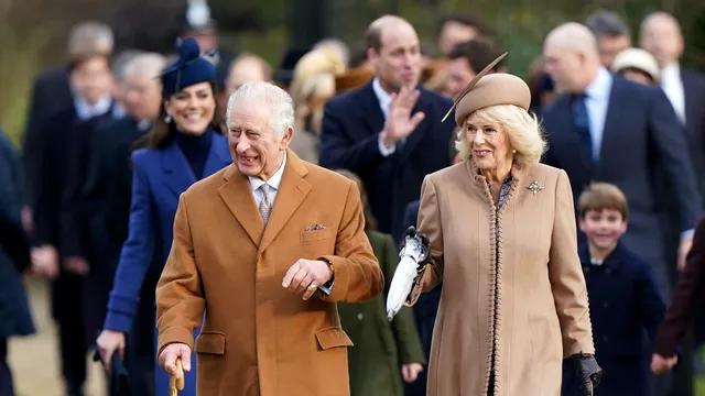 Ținuta colorată cu care Regina Camilla s-a afișat, spre deliciul tuturor. Puţine femei se îmbracă așa la 76 de ani