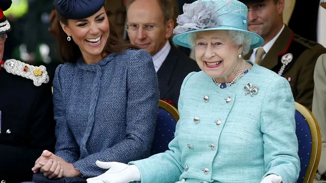 Ultimul cadou primit de Kate Middleton de la Regina Elisabeta a II-a. A emoționat-o până la lacrimi