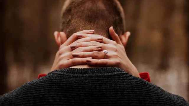 Vedeta din România, surprinsă în public sărutându-se cu un bărbat mult mai tânăr. Cum a reacționat soţul acesteia când a aflat