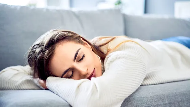 Care este cea mai proastă poziție de dormit. Multe femei o preferă fără să știe ce pericole ascunde