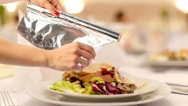 Ce se întâmplă de fapt dacă acoperi farfuria care conține mâncare cu folie de aluminiu. Multe persoane procedează așa, specialistul spune de ce e greșit