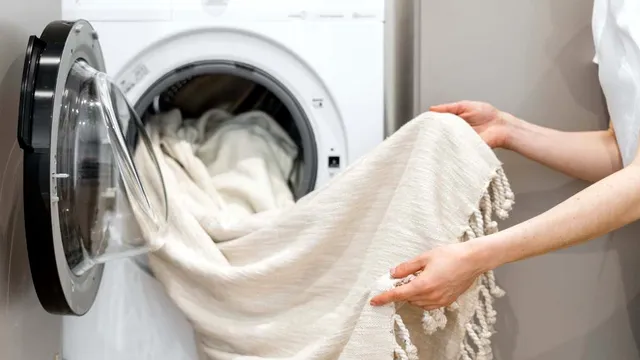 Cum să îți cureți mașina de spălat ca să nu mai rămână pete pe haine. Cele mai simple și eficiente trucuri