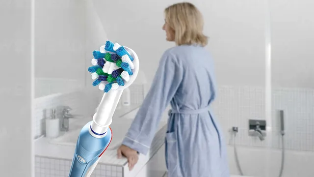 Cum se folosește corect periuța de dinți electrică. Greșelile pe care multă lume le face