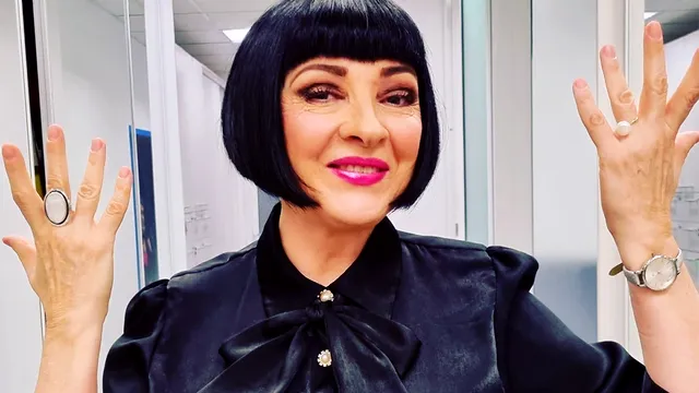Neti Sandu a dat cărțile pe față. Poartă sau nu perucă? „Un invitat a înfipt mâna în părul meu să vadă dacă e adevărat!”