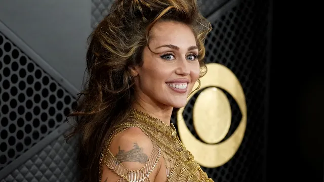 Rochiile purtate de Miley Cyrus la Premiile Grammy au făcut furori. Artista a reușit să impresioneze cu ținuta neobișnuită