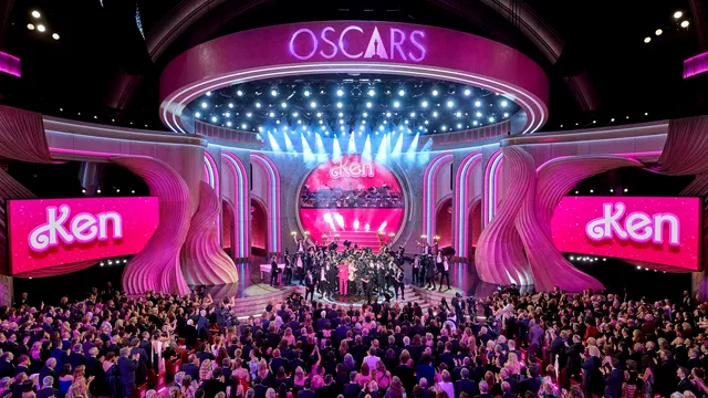 Actorul care a apărut complet dezbrăcat la Premiile Oscar 2024. I-a uimit pe toți când și-a făcut apariția pe scenă