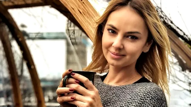 Cum arăta Roxana Ionescu, când s-a lansat la “Fata de la pagina 5”. Era brunetă pe atunci și poza provocator cu decolteul generos la înaintare