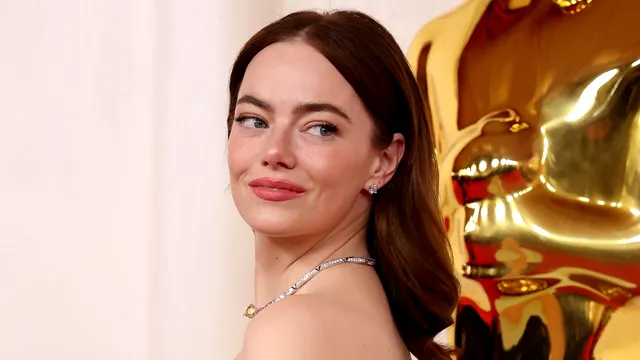 Momentul stânjenitor trăit de Emma Stone, câștigătoarea Oscar 2024 pentru cea mai bună actriță. I s-a rupt rochia chiar înainte de a primi trofeul