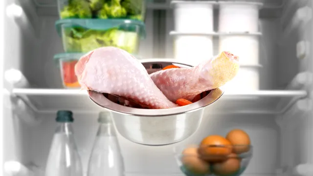 Nu mai pune niciodată carnea de pui lângă alte alimente din frigider. La ce riscuri te expui