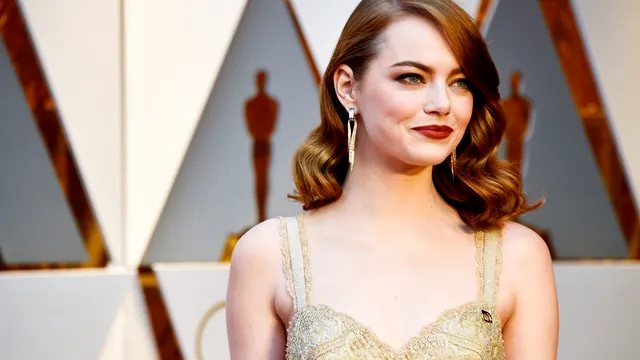Trucul cu bicarbonat de sodiu care o ajută pe Emma Stone să aibă un ten fără cusur la 35 de ani. Cum îl aplică pe piele pentru rezultate uimitoare