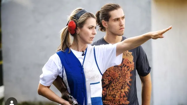Arhitecta Andra Marinescu a învățat cum să țină o armă în mână încă din copilărie. E moștenire de familie practic VIDEO EXCLUSIV