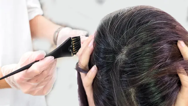 Cel mai bun mod de a ascunde firele albe fără a deteriora părul. Este tehnica ideală a hair styliștilor, vei atrage toate privirile cu acest look