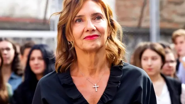 Ținuta cu care soția președintelui Iohannis i-a cucerit pe criticii de modă. Carmen Iohannis, lăudată pentru această apariție: Un gen de Jacqueline Kennedy, ca stil