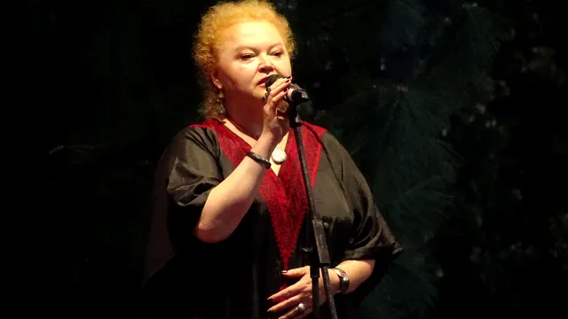 Detalii neștiute despre Narcisa Suciu. Ce îi place să facă în pauzele dintre concerte și care e povestea primei sale cărți: ”Era noaptea de Revelion” VIDEO EXCLUSIV