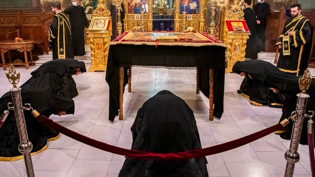 De ce se trece pe sub masă în Vinerea Mare. Semnificația importantă a acestui gest