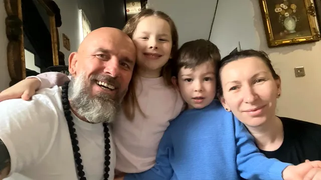 Cătălin Zmărăndescu are de furcă cu mezinul familiei. Îi spunem Naughty Boy VIDEO EXCLUSIV