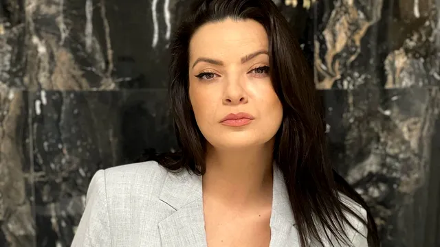 Anca Dinicu este însărcinată. Cine este tatăl copilului, cei doi s-au afișat deja împreună în fața fanilor: “Eu și cu tipul ăsta din spatele meu”