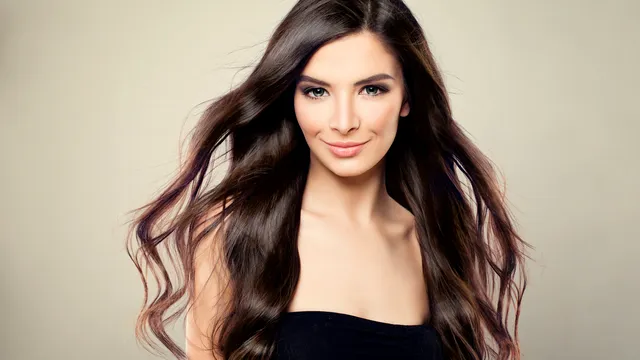 Îți dorești un păr mai închis la culoare? Iată 5 metode naturale care te pot ajuta