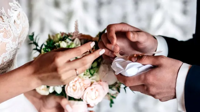 O celebră prezentatoare TV s-a căsătorit civil. ”Prima noastră zi ca familie”. Ce rochie spectaculoasă a purtat la Starea Civilă FOTO