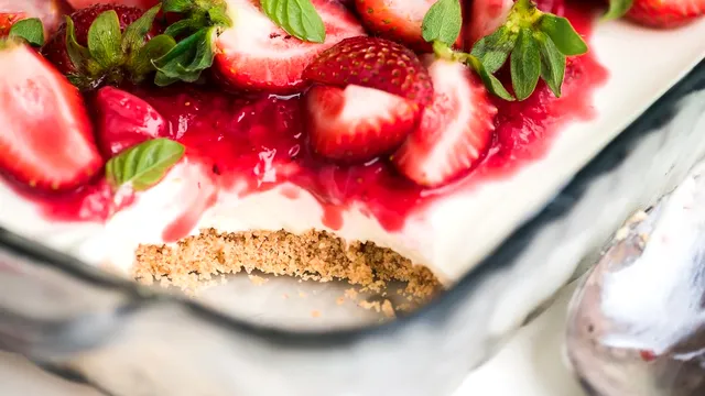 Prăjitură răcoroasă cu căpșuni, foarte delicioasă și ușor de făcut. O vei prepara toată vară