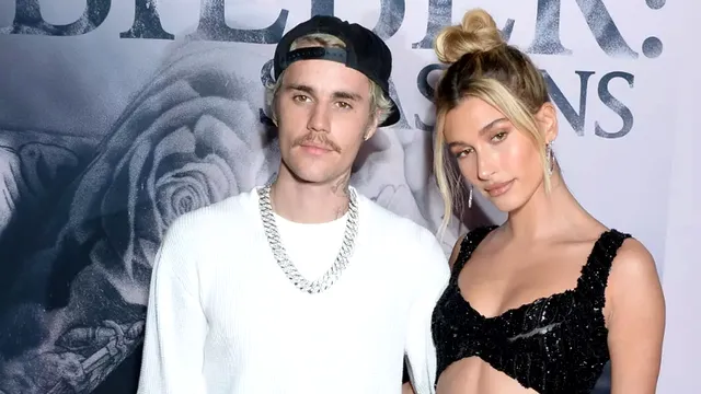 Soția lui Justin Bieber, apariție în costum de baie, cu burtica de gravidă la vedere. Cum arată însărcinată în luna a șaptea FOTO