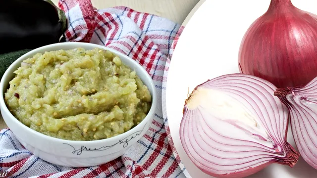 Ce să faci cu ceapa, înainte de a o pune în salata de vinete. Îi schimbă complet gustul, doar așa o vei prepara de acum încolo
