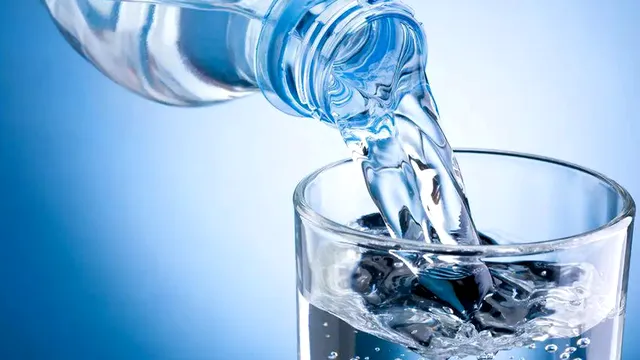 Motivul pentru care nu este bine să consumi apă minerală în exces. Specialiştii au spus clar