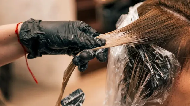 Trendul care face furori în materie de păr vara aceasta. Ce este bronze hair și cui i se potrivește