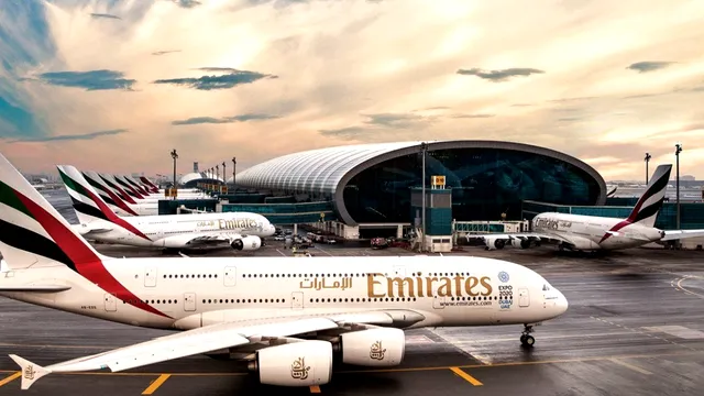 Aceasta este cu siguranță cea mai periculoasă reclamă din lume. Emirates Airlines are cei mai devotați angajați