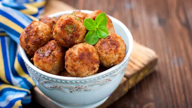 Așa îți ies cele mai pufoase chiftele. Ingredientul care schimbă întreaga rețetă