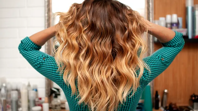 De ce nu se mai poartă balayage toamna aceasta. Tehnica ombre revine în forță, mai ales pentru acoperirea firelor albe