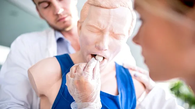 Ce este manevra Heimlich, utilă atunci când o persoană se sufocă, și cum spun medicii că se efectuează corect