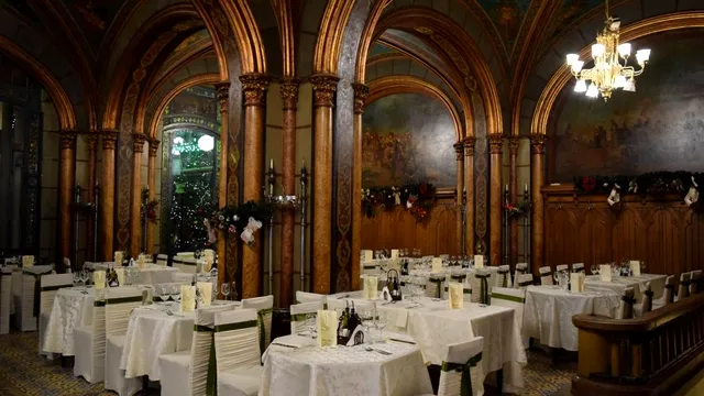 Carul cu Bere este locația preferată de străinii care vin în Centrul Vechi. Povestea fabuloasă a acestui restaurant