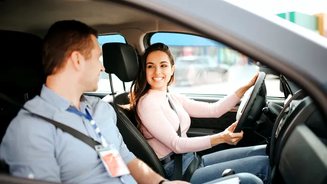 Cât durează o ședință de condus la școala de șoferi