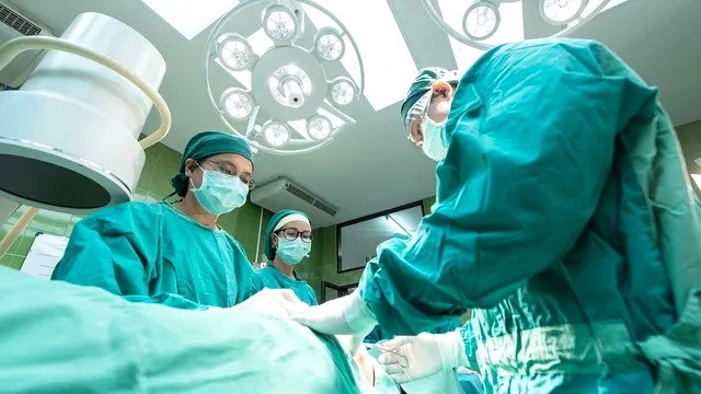 Ce înseamnă când visezi că ai fost operat? Semnificația doctorilor în vis