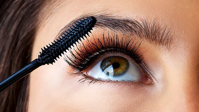 Se mai poartă rimelul în 2025? Tendința care prinde tot mai mult contur în make-up