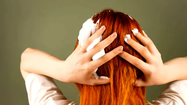 De câte ori e corect să te dai cu șampon pe păr la o spălare? Iată procedura care nu dăunează scalpului