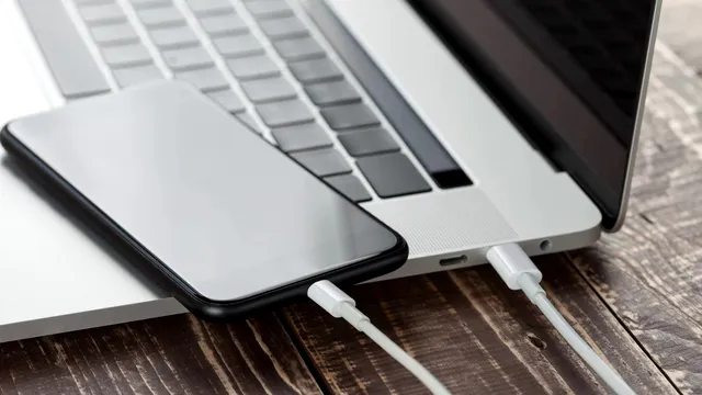 Când este momentul potrivit pentru a pune la încărcat telefoanele sau laptopurile. Mulți dintre noi fac această greșeală