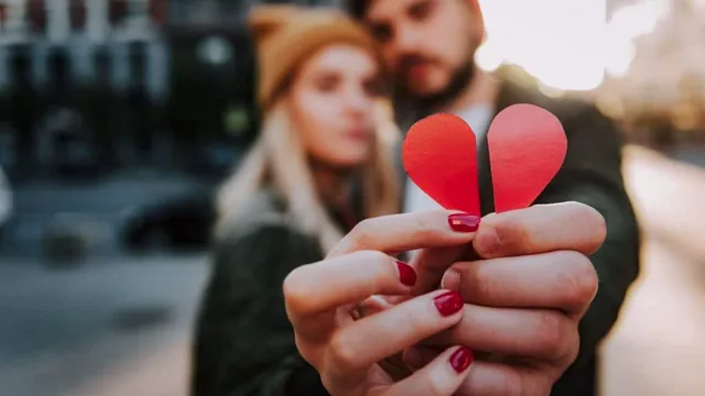 Ce să nu îi spui niciodată partenerului de Valentine’s Day. Greșeli care pot strica seara romantică