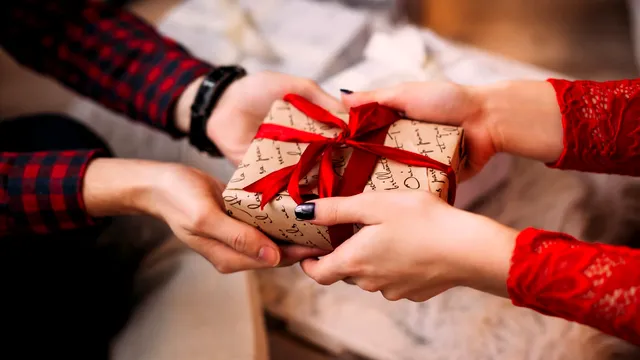 Idei de cadouri pentru Valentine`s Day. Fii în pas cu ultimele apariții în materie de beauty