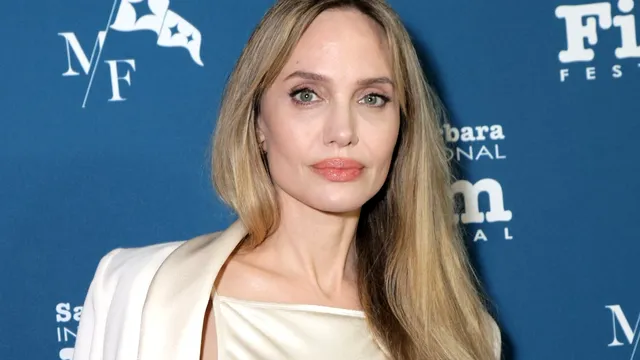 Lecție de stil și eleganță, la Gala Critics Choice. La 49 de ani, Angelina Jolie încă mai dă tonul feminității și bunului gust FOTO