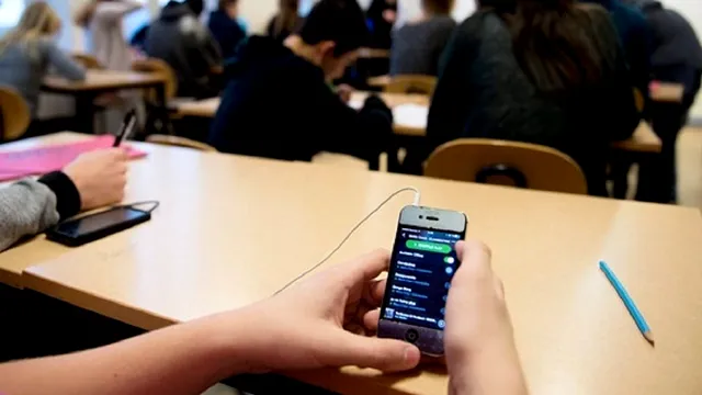 Telefoanele, interzise în timpul orelor. Cum vrea Ministerul Educației să impună regula în școli