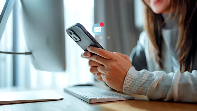 Cum a schimbat era digitală relațiile dintre generații? Explicația unui psiholog