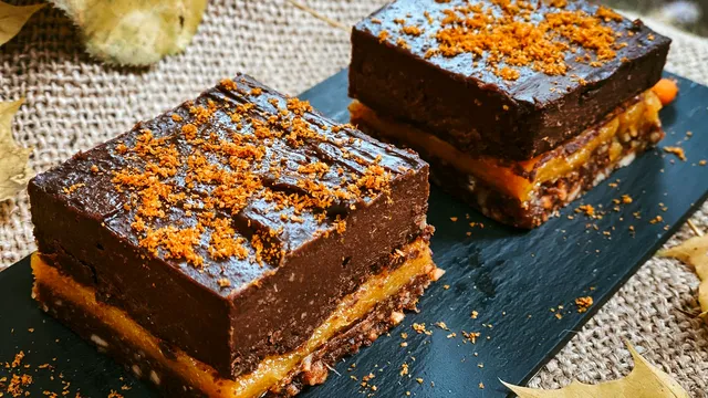 Rețeta delicioasă de prăjitură cu unt de arahide și ciocolată. Gust intens și energie garantată