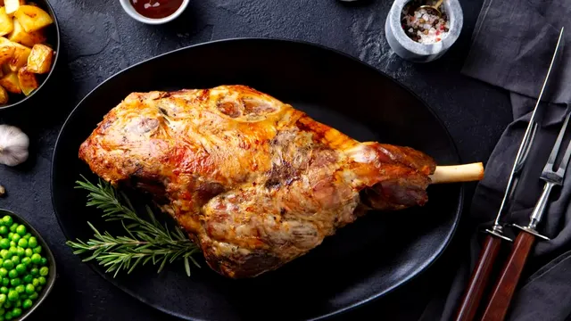 Rețeta perfectă pentru friptura de miel. Ce trebuie să adaugi pentru o aromă inconfundabilă
