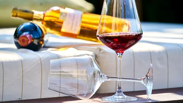 STUDIU: Vinul alb sau roșu? Care sortiment le predispune pe femei la cancer de piele, potrivit medicilor