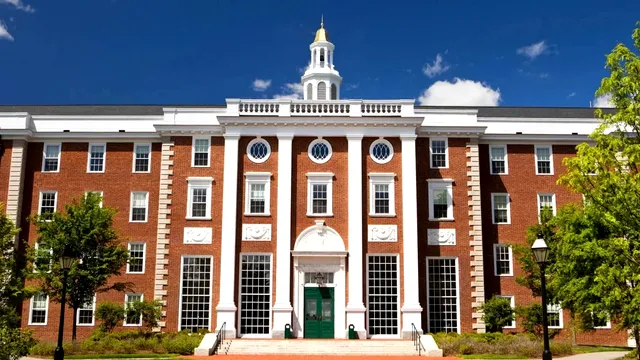 Harvard elimină taxa de școlarizare pentru majoritatea studenților americani, începând cu 2025