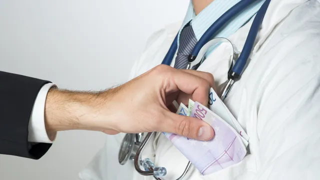 Sfârșitul „atențiilor” pentru doctori! Pacienții pot dona doar spitalelor, iar tranzacțiile vor fi transparente