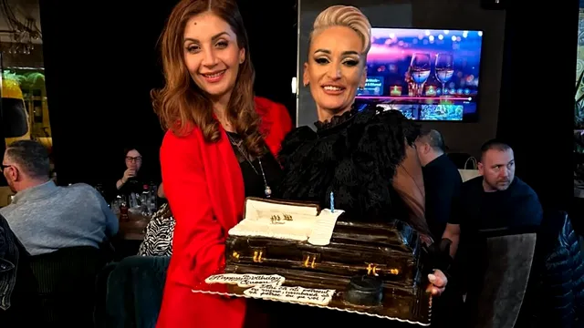 „Regina Întunericului” surprinde din nou. Ce mesaj a avut pe tortul de ziua ei